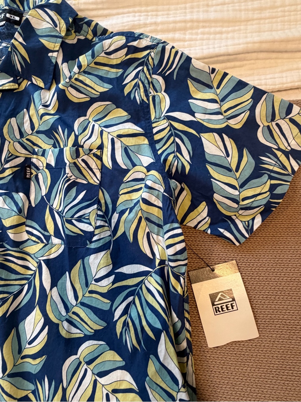 Reef Navy Blue Tropical Leaf Button-Down Shirt. XL